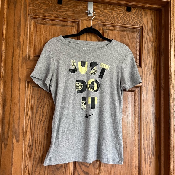 Women’s Nike T-shirt Large - Picture 2 of 4